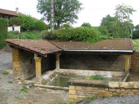 Saint Germain sur l'Arbresles-lavoir dans hameau La Charrière