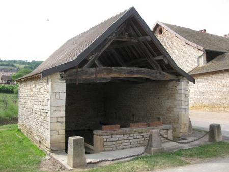 Bissy la Mâconnaise-lavoir 1 dans le bourg