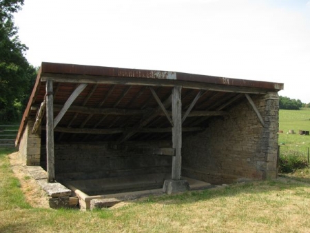 Ozenay-lavoir 2 dans hameau Gratay