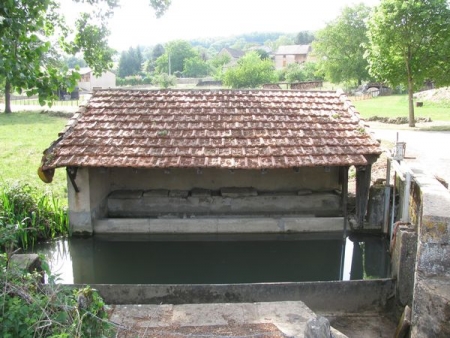 Ozenay-lavoir 4 dans hameau Corcelles