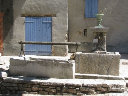La Verdière-lavoir 1 dans le bourg
