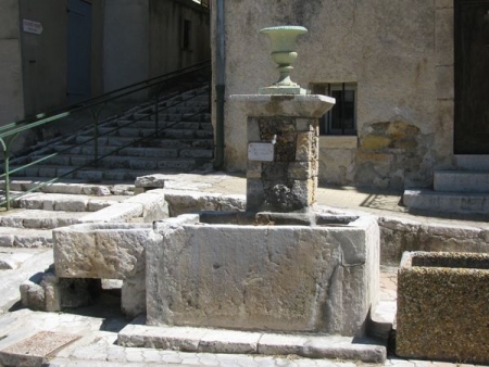 La Verdière-lavoir 2 dans le bourg