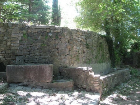 La Verdière-lavoir 3 dans le bourg