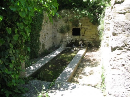 La Verdière-lavoir 4 dans le bourg