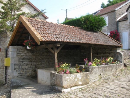 Perrancey les Vieux Moulins-lavoir 2 dans le bourg