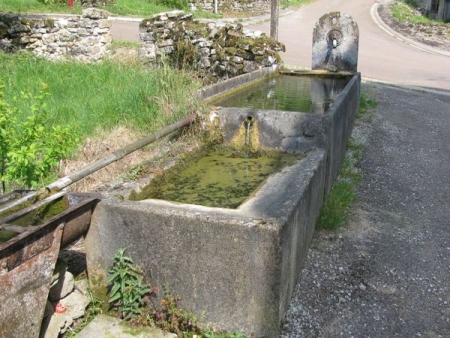 Perrancey les Vieux Moulins-lavoir 4 dans hameau Vieux Moulins