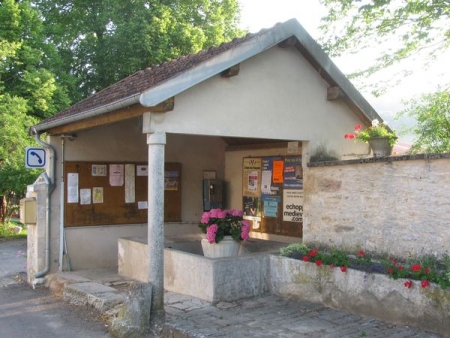 Villars Santenoge-lavoir 2 dans le bourg