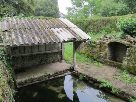 Bazolles-lavoir 5 dans hameau La Bretonnière