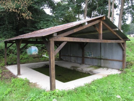 Saint Saulges-lavoir 3 dans hameau La Longenne