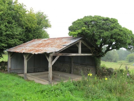 Saint Saulges-lavoir 4 dans hameau Les Chênes