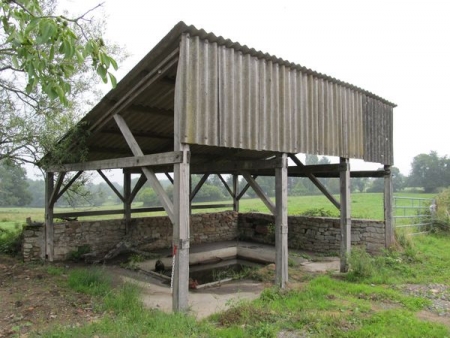 Saint Saulges-lavoir 5 dans hameau Pouzy