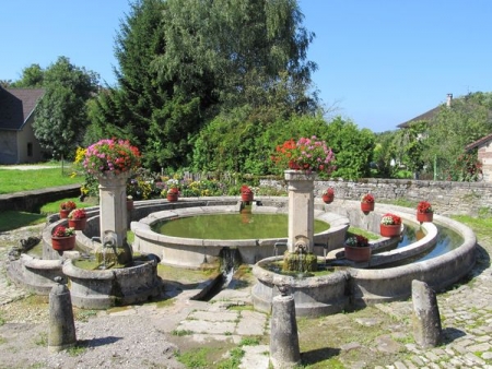 Crevans et la Chapelle les Granges-lavoir 2 dans le bourg