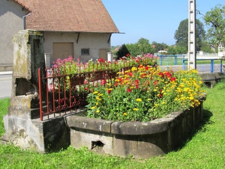 Crevans et la Chapelle les Granges-lavoir 4 dans le bourg