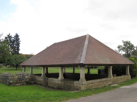 Framont-lavoir dans hameau Frânois