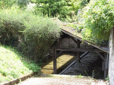 Neauphle le Vieux-lavoir 1 dans le bourg