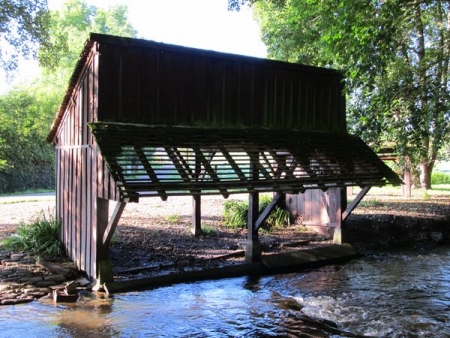 Montreuillon-lavoir 1 dans le bourg