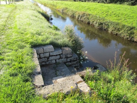 Montreuillon-lavoir 2 dans hameau Oussy