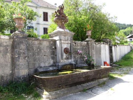 Les Nans-lavoir 1 dans le bourg