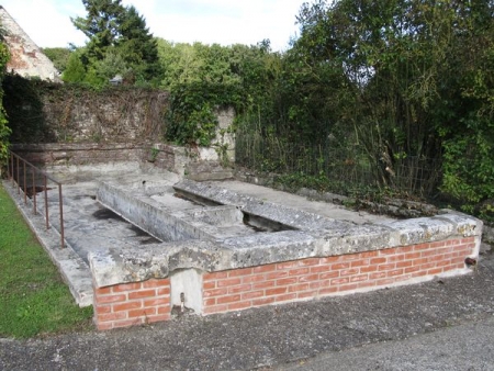 Amblainville-lavoir dans hameau Sandricourt