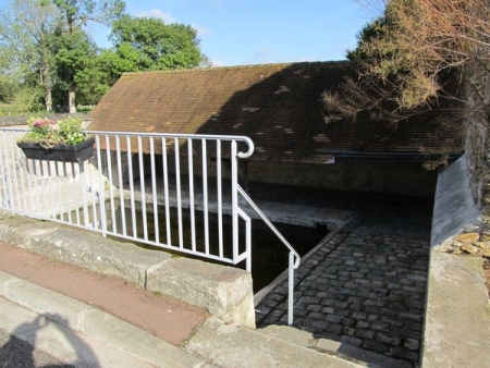 Condé sur Vesgres-lavoir 2 dans hameau Le Hallier