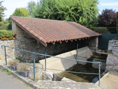 Bourgvilain-lavoir 1 dans le bourg