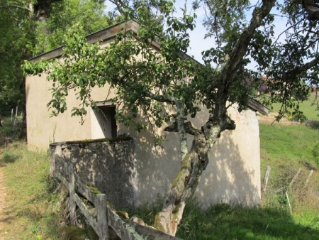 Bourgvilain-lavoir 2 dans hameau La Pierre