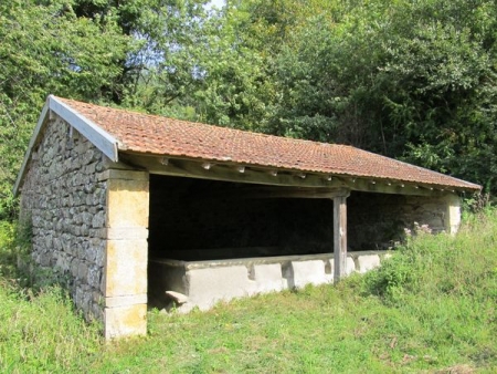 Bourgvilain-lavoir 3 dans hameau Montval
