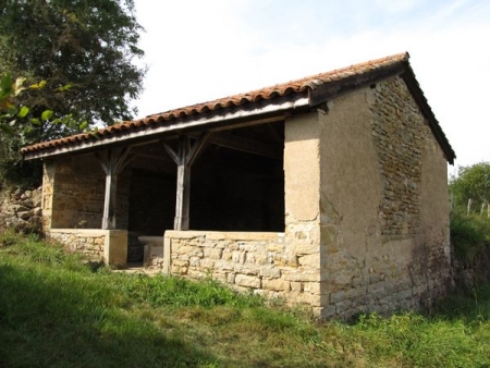 Chateau-lavoir 2 dans hameau Saint Léger