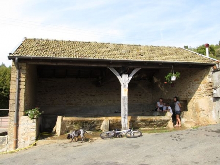 Chateau-lavoir 3 dans hameau Le Vernay