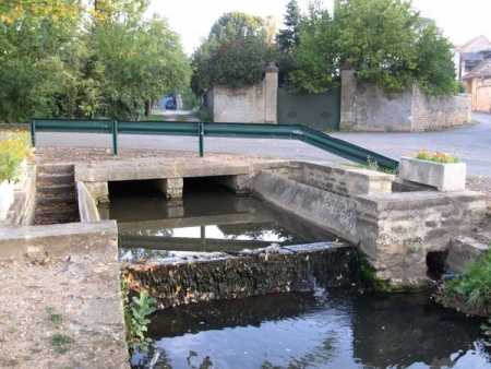 Davayé-lavoir 2 dans hameau La Belouze