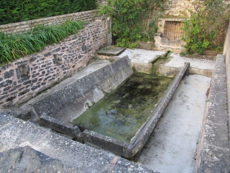 Davayé-lavoir 3 dans hameau Chevigne