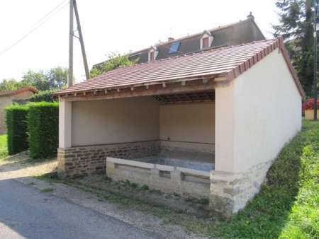 Jully les Buxy-lavoir 1 dans le bourg