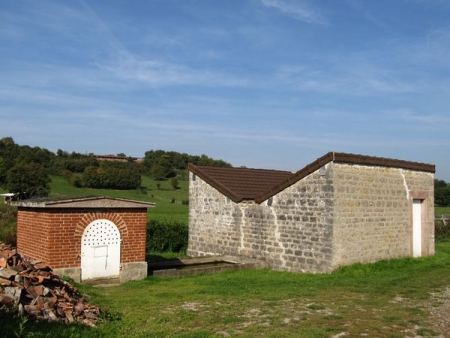 Perreuil-lavoir 3 dans hameau Etevoux