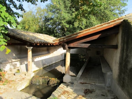 Prissé-lavoir 4 dans hameau Mouhy