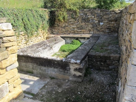 Saint Désert-lavoir 5 dans hameau Montbogre