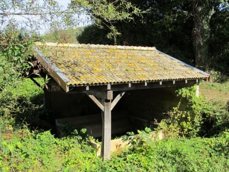 Saint Point-lavoir 2 dans hameau Joux