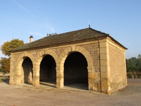 Sully-lavoir 1 dans le bourg