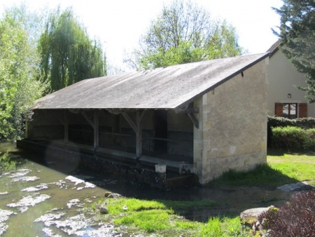 Meillant-lavoir 2 dans le bourg