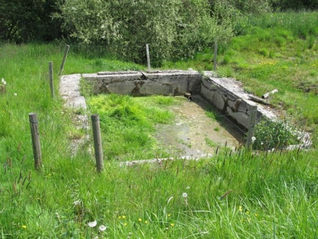 Reigny-lavoir dans hameau Maugenest