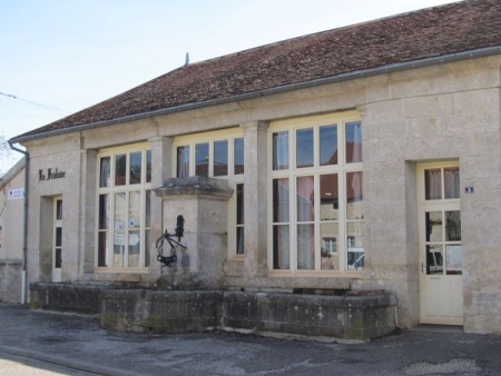 Le Val d'Esnoms-lavoir 1 dans hameau Esnoms au Val