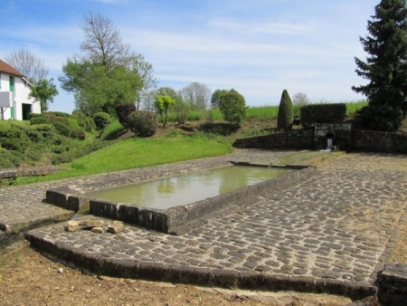 Pierremont sur Amance-lavoir 1 dans hameau Pierrefaites
