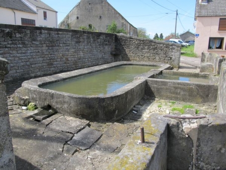 Pierremont sur Amance-lavoir 2 dans hameau Pierrefaites