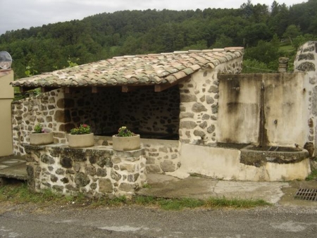 Coux-lavoir dans hameau Chassagne
