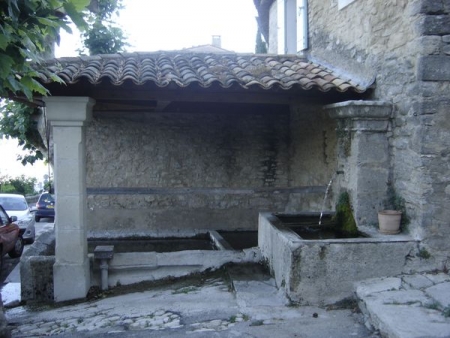 Saignon-lavoir 1 dans le bourg