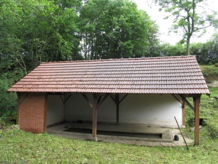 Antully-lavoir dans hameau Les Baumes