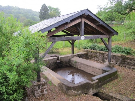 Cussy en Morvan-lavoir 1 dans le bourg