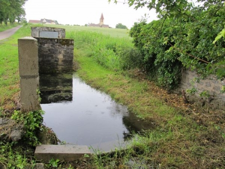 Sauint Jean de Trézy-lavoir 1 dans le bourg