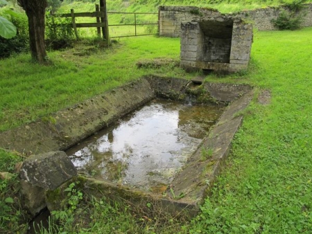 Savianges-lavoir 1 dans le bourg