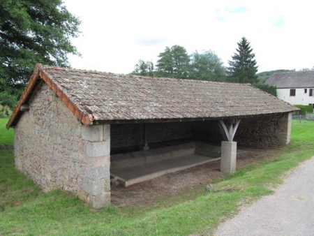 Alligny en Morvan-lavoir 1 dans le bourg