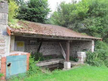 Alligny en Morvan-lavoir 2 dans hameau Jarnoy